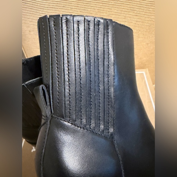 NWT Dolce Vita Linny H2O Bootie in Black - Size 6 - Picture 13 of 15